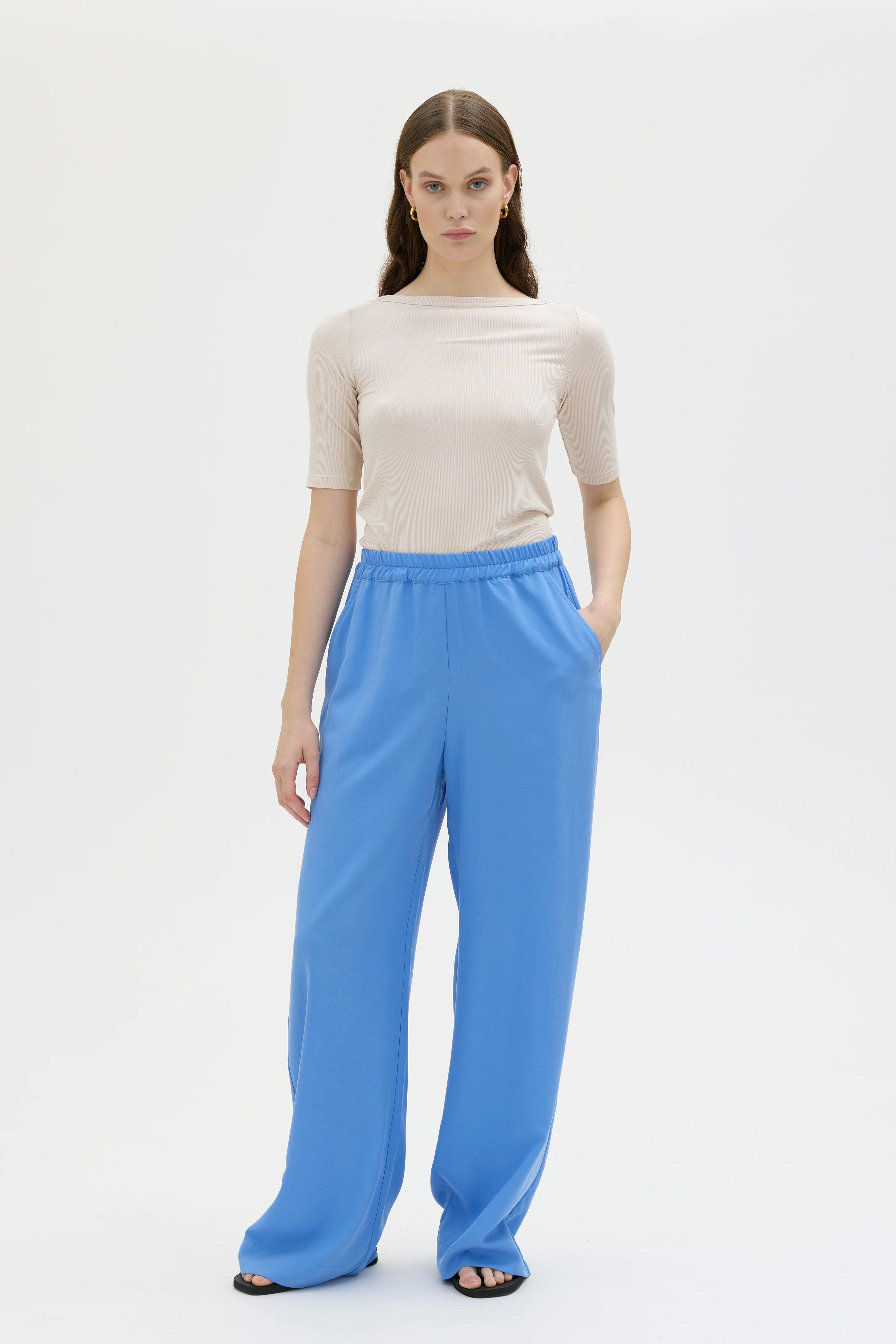 Tela Long Wide Tencel Pants With Elastic Waist – Flax Blue
Tela långa vida Tencel byxor med elastisk midja - Blå