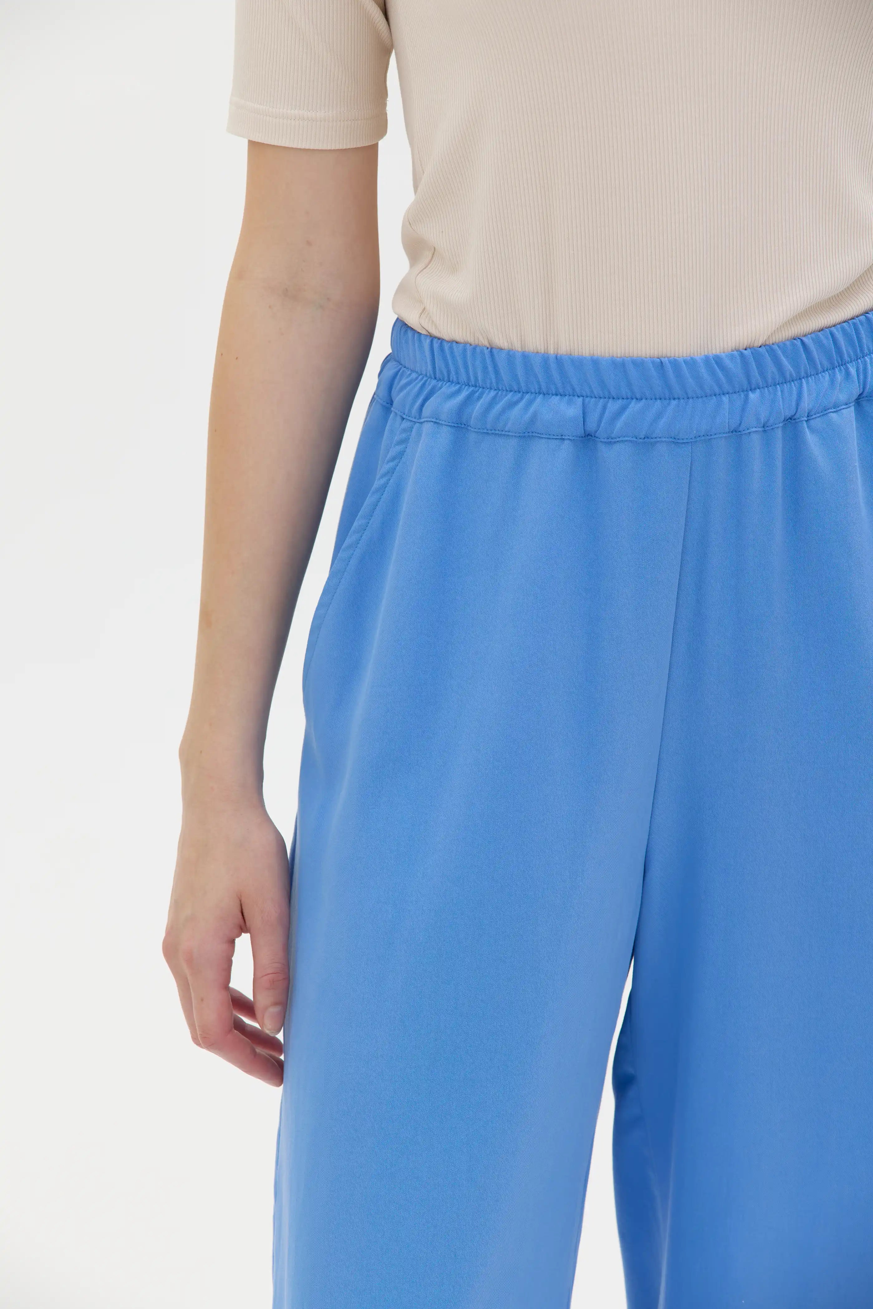 Tela Long Wide Tencel Pants With Elastic Waist – Flax Blue
Tela långa vida Tencel byxor med elastisk midja - Blå