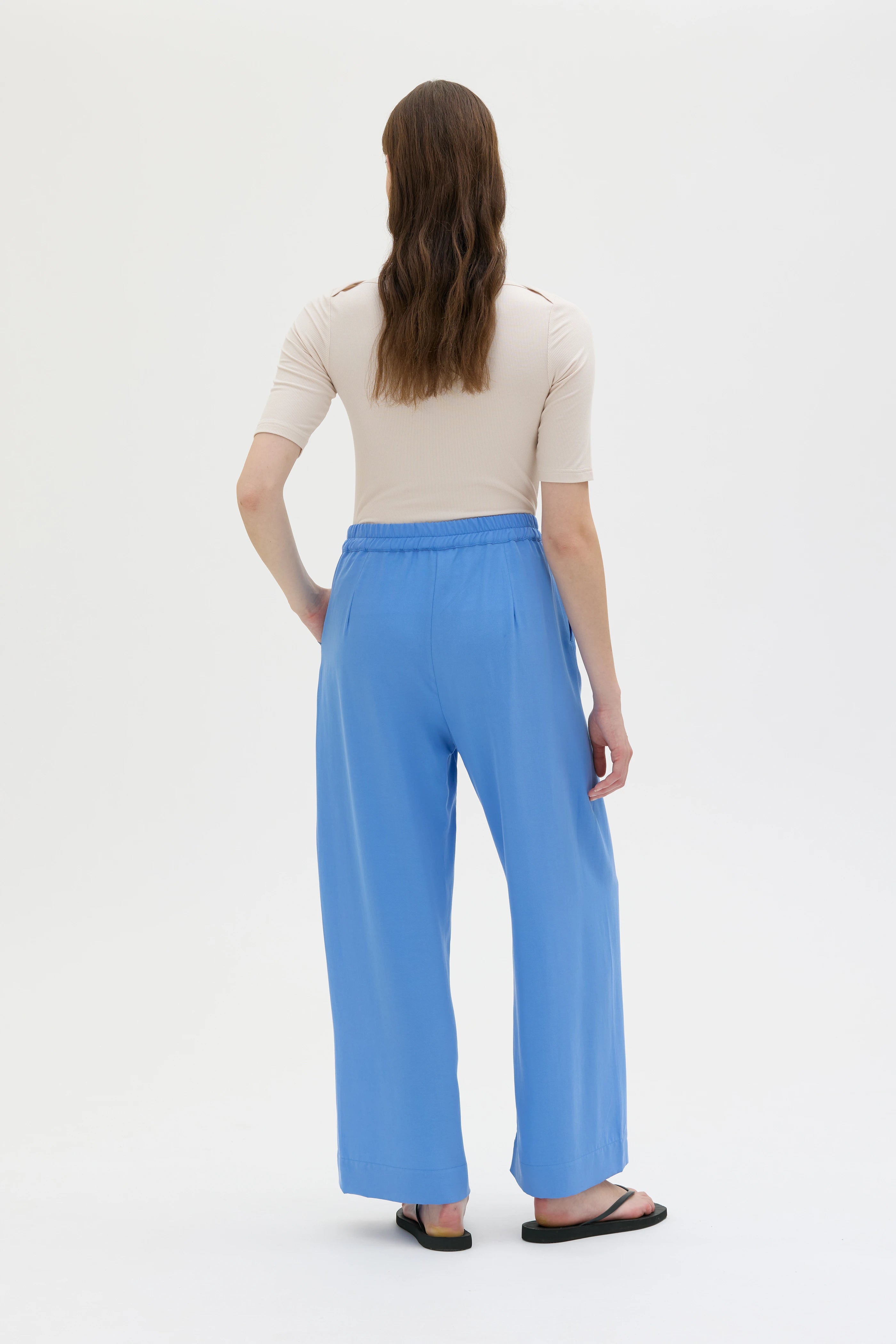Thea Flowy Tencel Trousers – Flax Blue
Thea luftiga Tencel byxor - Blå
