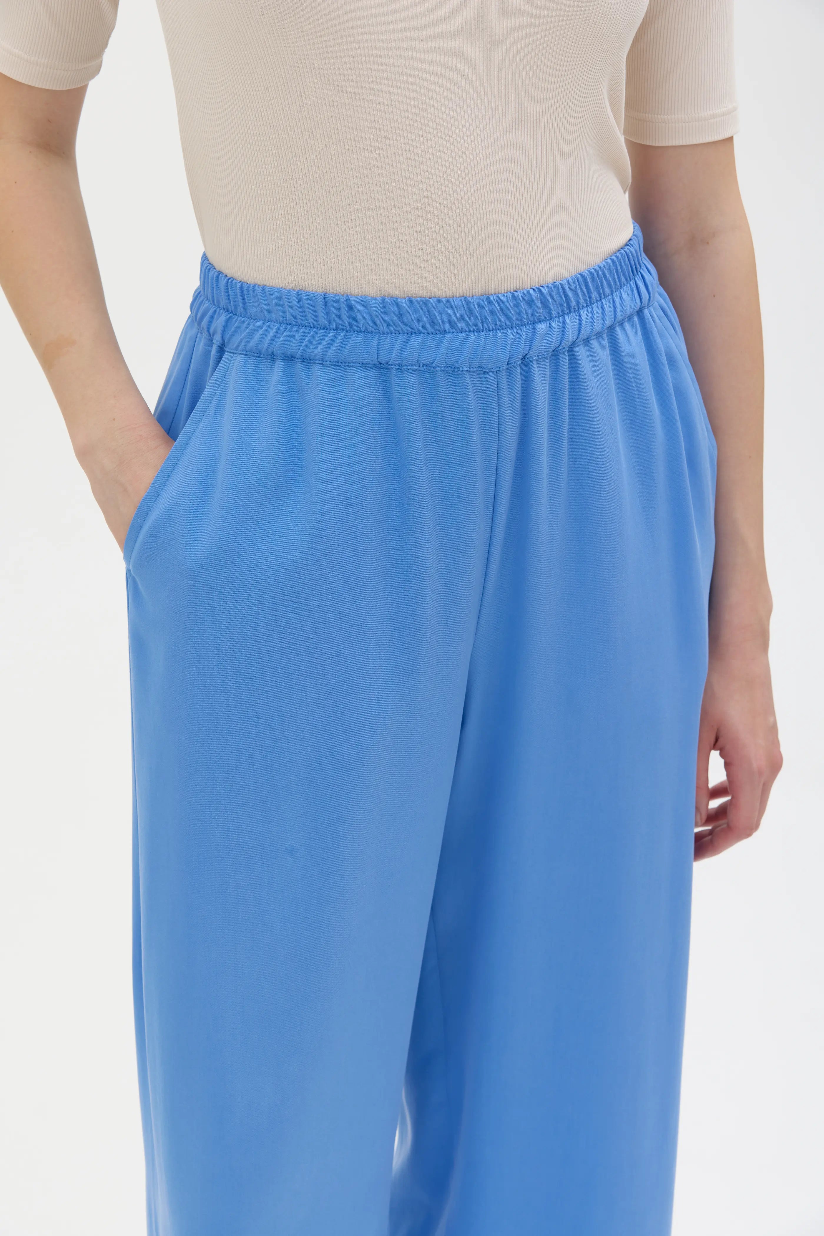 Thea Flowy Tencel Trousers – Flax Blue
Thea luftiga Tencel byxor - Blå