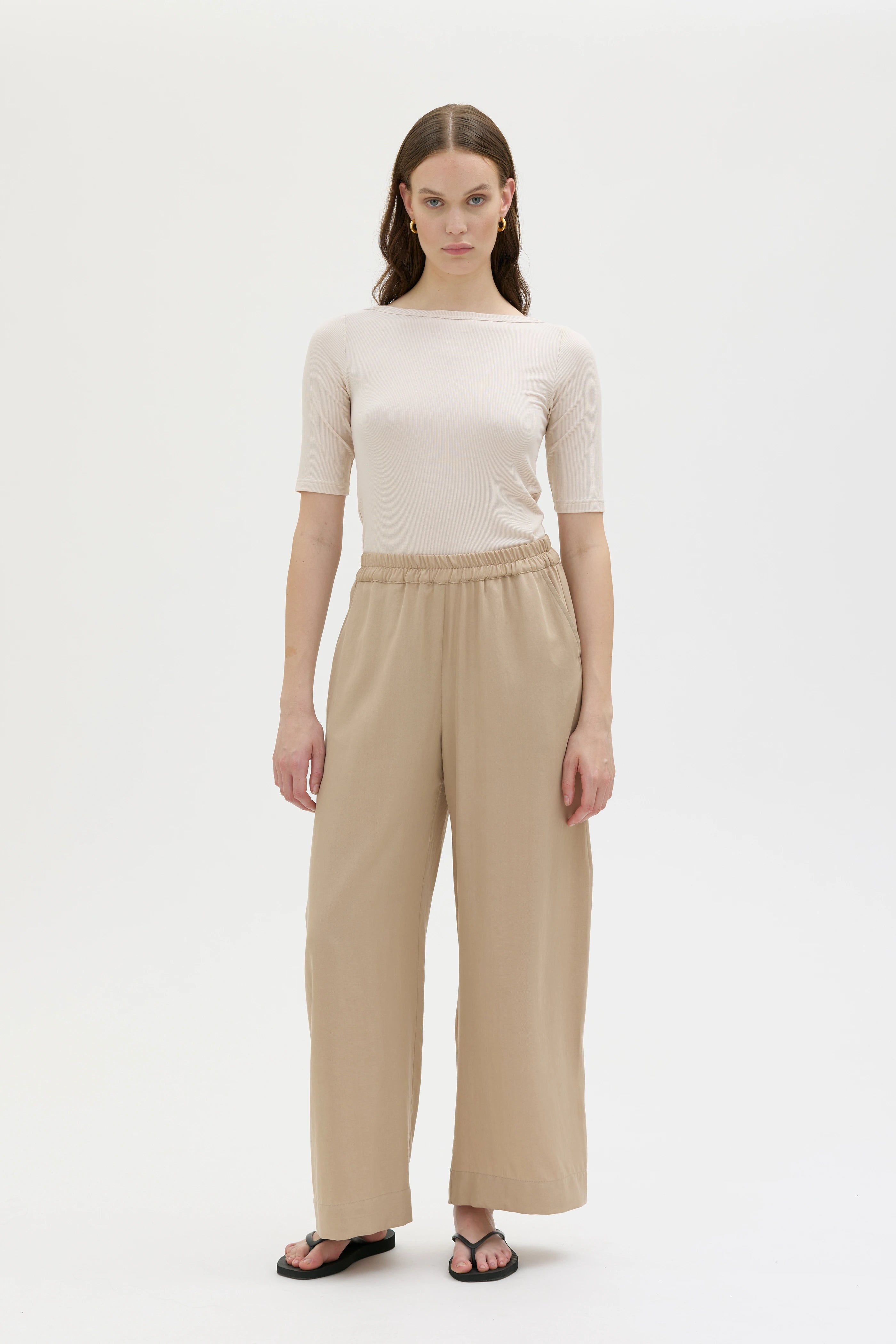 Thea Flowy Tencel Trousers – Sand
Thea luftiga Tencel byxor - beige