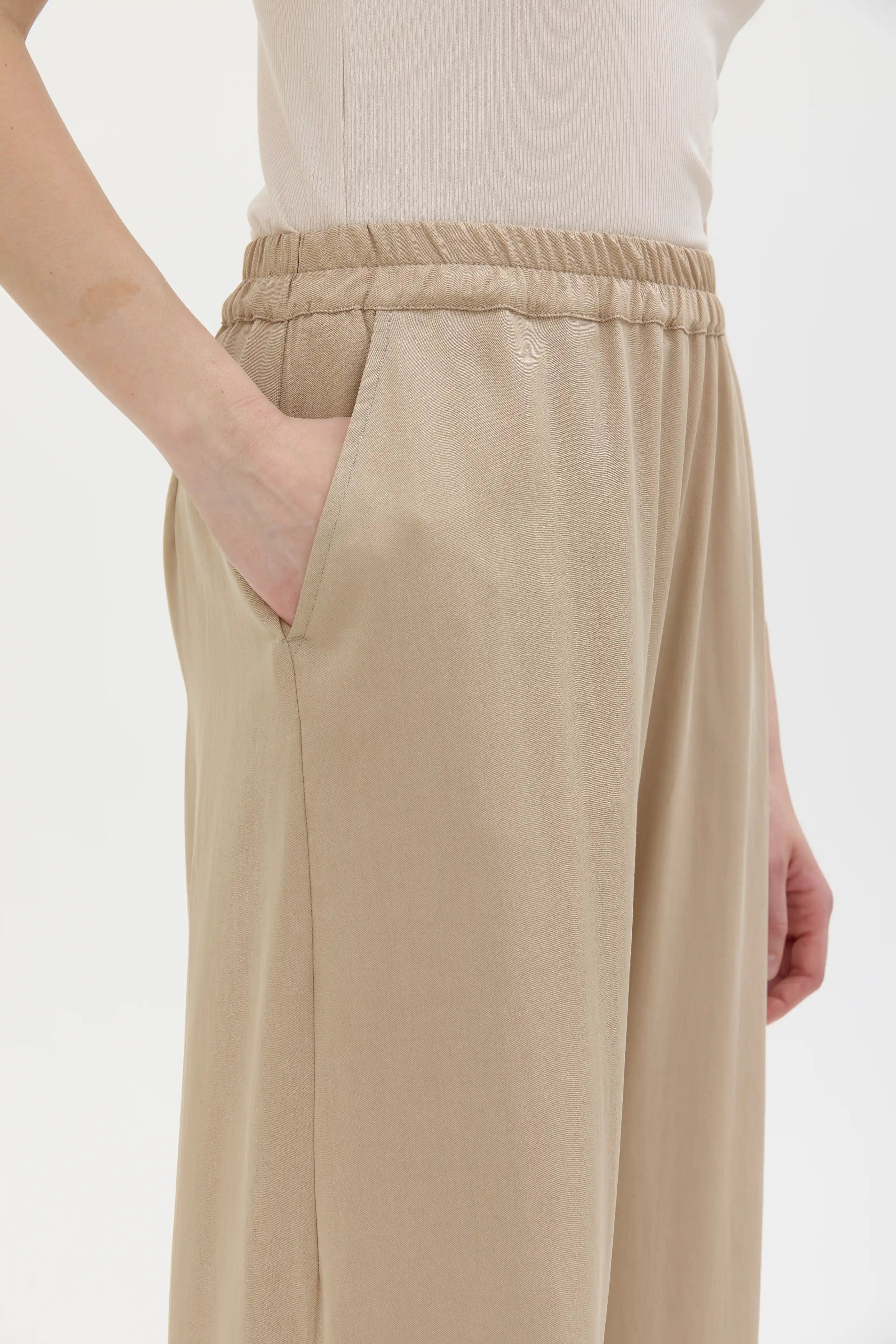Thea Flowy Tencel Trousers – Sand
Thea luftiga Tencel byxor - beige