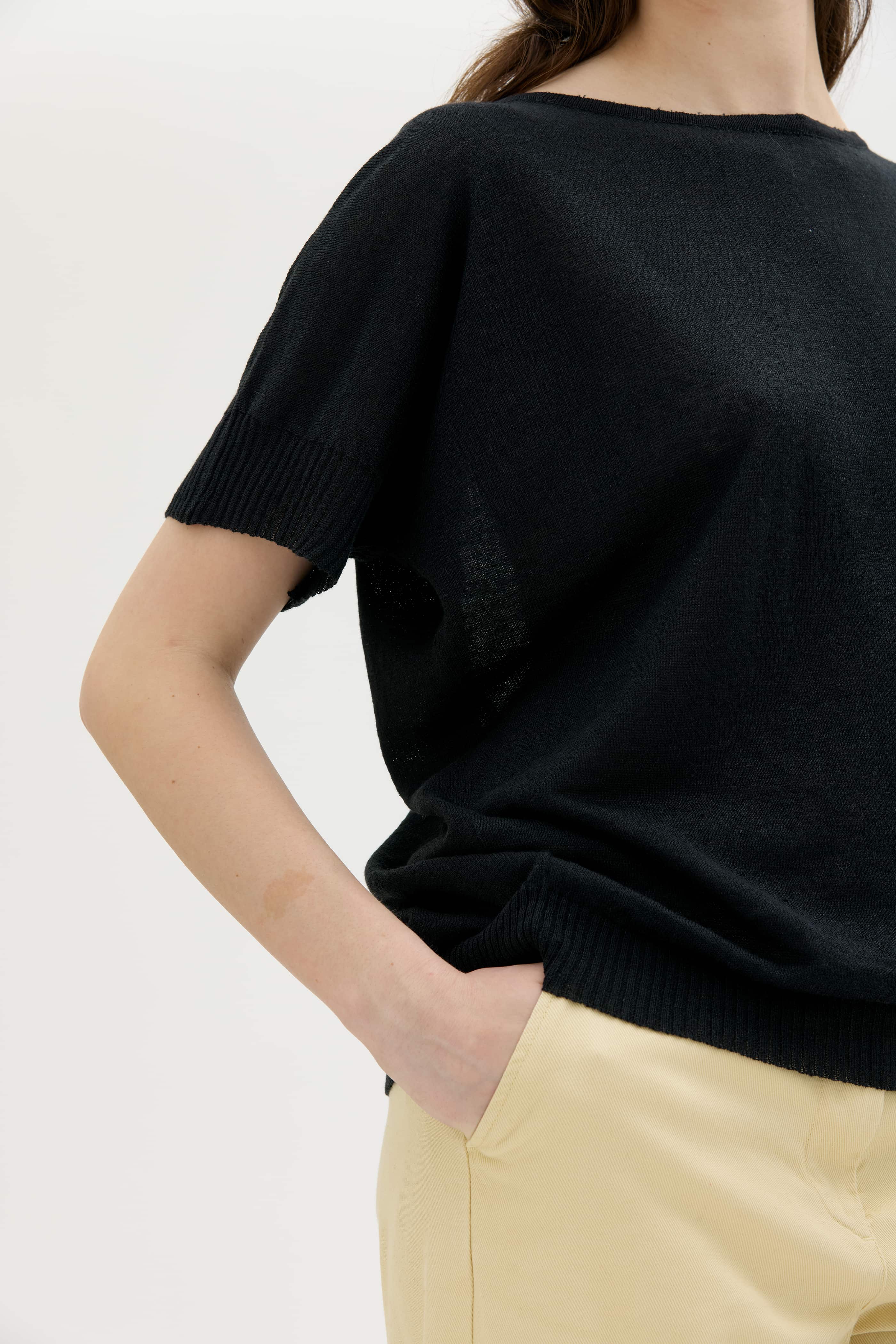 Sirus Silk Linen Dolman Sleeve Top – Almost Black
Sirus Topp i silke och lin med Dolmanärm - Svart