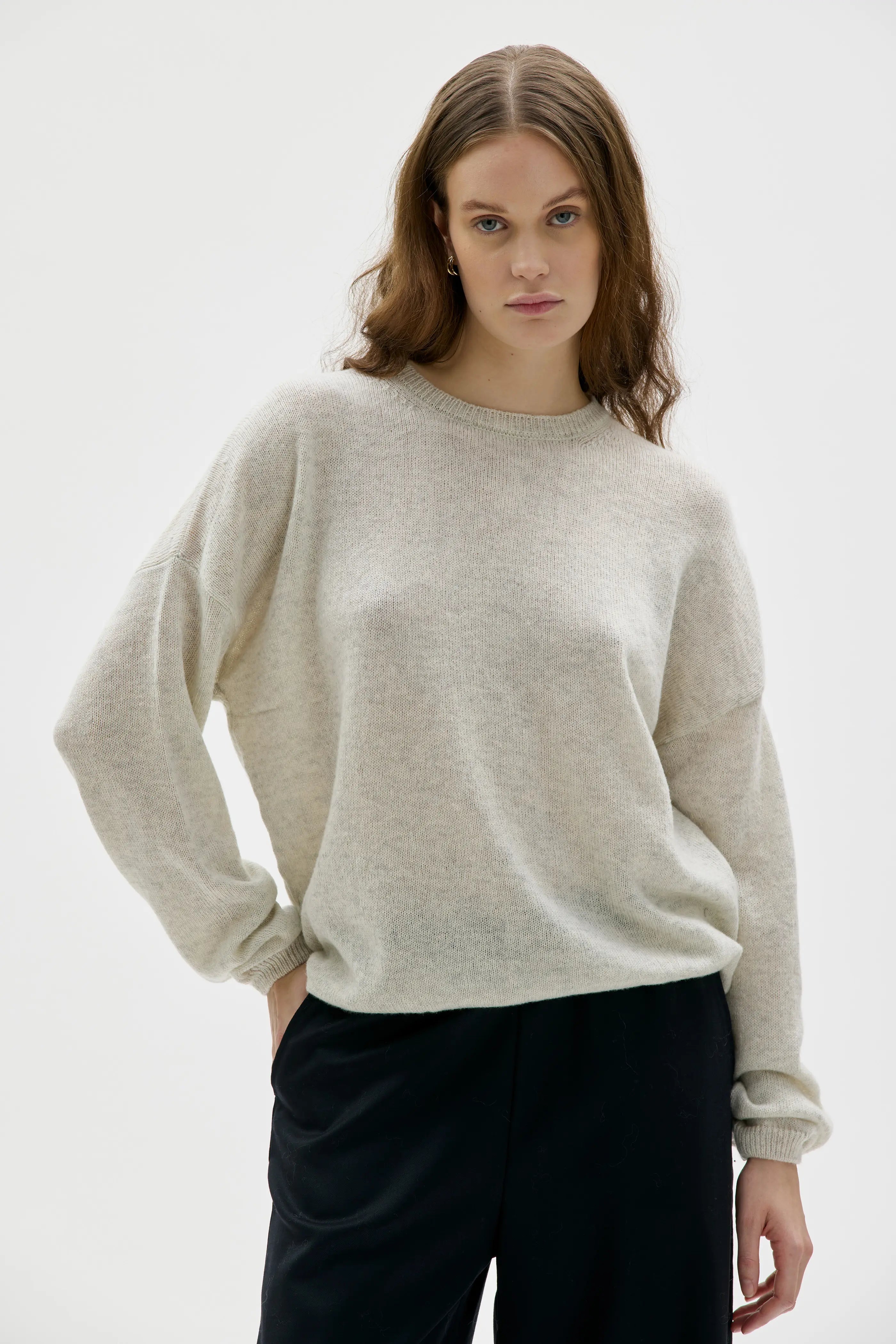 Bera Superfine Wool Sweater - Light Grey Mouliné
Bera fintstickad ulltröja – ljusgrå mouliné