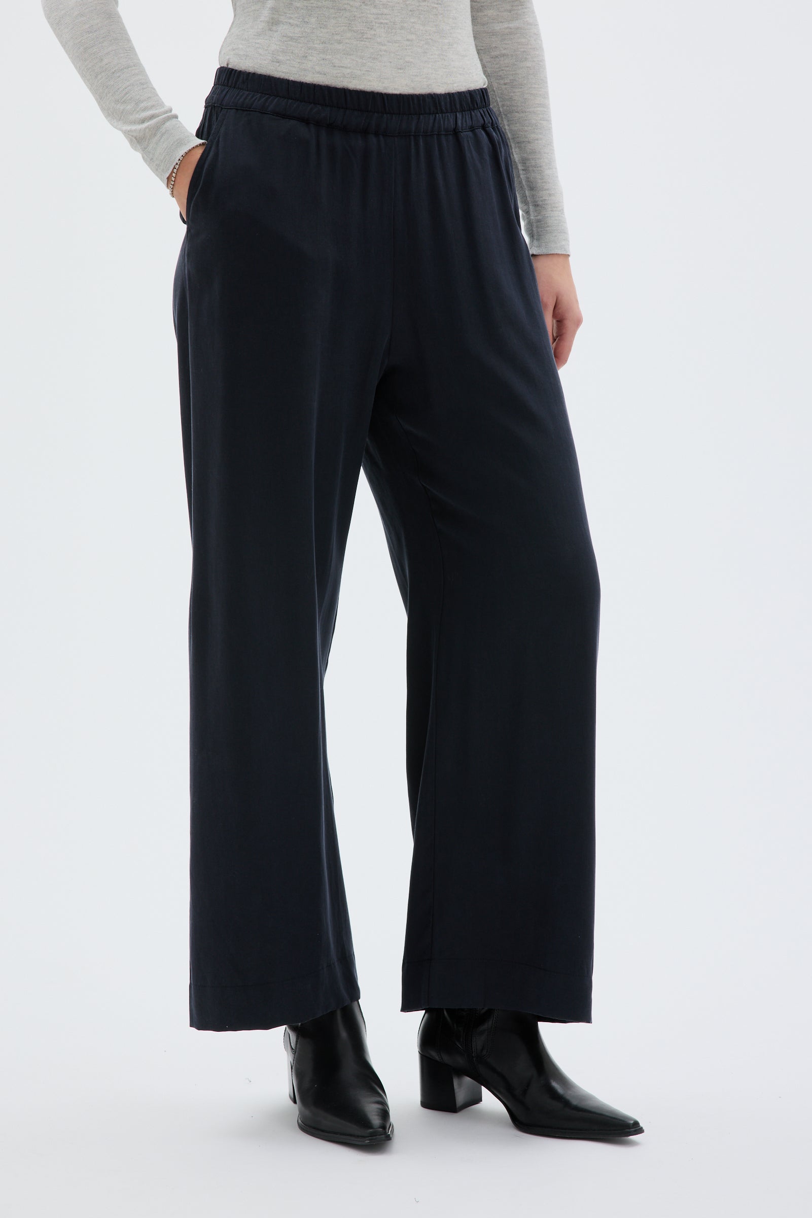 Thea Flowy Tencel Trousers – Black
